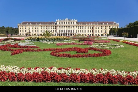 Schönbrunn Palace with flower bed, Vienna, Austria-stock-foto