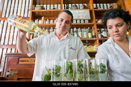 Bartenders mixing mojitos at the famous La Bodeguita del Medio, La B del M, Havana, Cuba, Central America-stock-foto