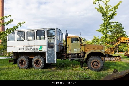 The Knappenrode energy factory is one of the four sites of the Saxon Industrial Museum on the site of the disused Knappenrode briquette factory, which is now a listed building. Outdoor area crew car KRAZ 255B, Knappenrode, Saxony, Germany-stock-foto