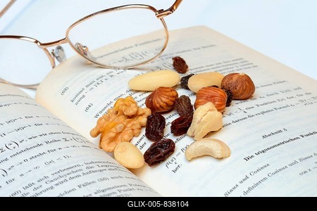 Trail mix, nut mix, nuts, cashews, almonds, raisins, hazelnuts-stock-foto