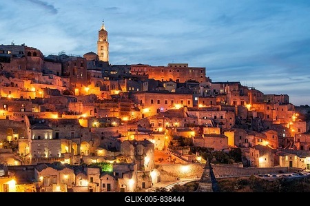 Cave houses of Sasso Caveoso at dusk, Sassi di Matera, Basilicata, Italy-stock-foto