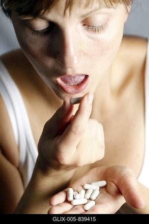 Young woman taking tablets, capsules-stock-foto