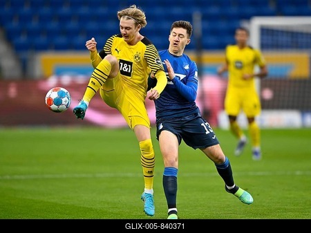 Duel, Action, Julian Brandt BVB Borussia Dortmund vs Angelo Stiller TSG 1899 Hoffenheim, PreZero Arena, Sinsheim, Baden-Württemberg, Germany-stock-foto
