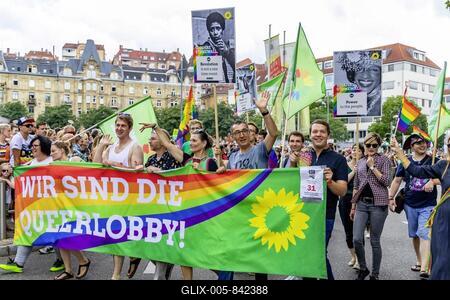 Cem Özdemir (Bündnis 90 Die Grünen), Christopher Street Day CSD, around 7000 parade participants demonstrate for equality and tolerance under the motto Courage for Freedom, Stuttgart, Baden-Württemberg, Germany-stock-foto