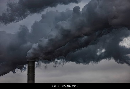 Pollution, industry, smoke pouring out of a factory chimney, Lenzing, Upper Austria, Austria-stock-foto