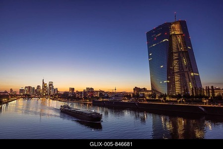 A ship sails past the European Central Bank (ECB) from the Frankfurt banking skyline, Frankfurt am Main, Hesse, Germany-stock-foto