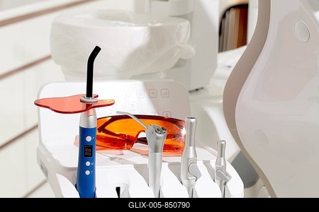 Dental instruments, photopolymer lamp, safety glasses, on a modular table-stock-foto