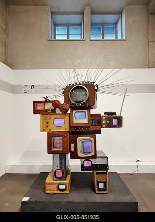 Artwork entitled Homage à Einstein, video sculpture by Nam June Paik, Mönchehaus Museum Goslar, Lower Saxony, Germany-stock-foto