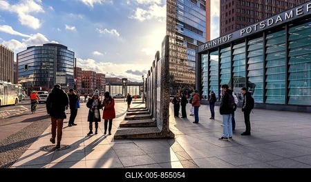 Tourists in front of the Wall segment at Potsdamer Platz, Berlin, Germany-stock-foto