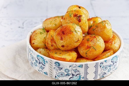 Baked new potatoes, with butter and dill, on a white plate, at home, no people-stock-foto
