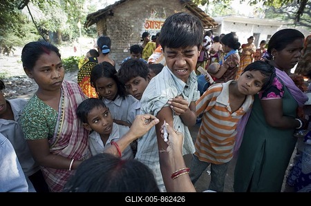 Boy is vaccinated, vaccination campaign for children by the German Doctors for Developing Countries in Calcutta, Kolkata, West Bengal, India, Asia-stock-foto