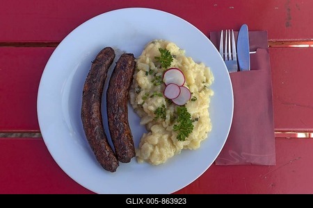Franconian sausages with potato salad served in a garden restaurant, Bavaria, Germany-stock-foto