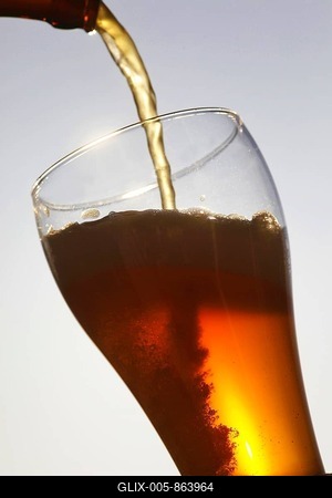 Hefeweizen, wheat beer being poured-stock-foto