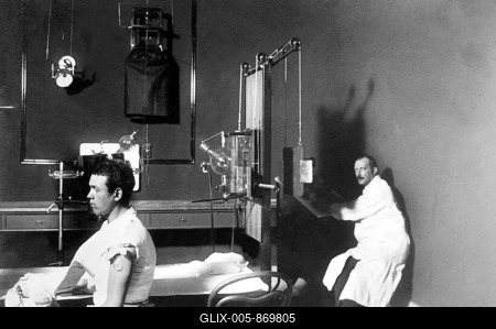 Medicine, health, doctor treats a patient with fractured arm, ca. 1930s, exact location unknown, Germany-stock-foto