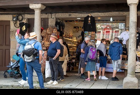 People in street outside tourist souvenir shop, city of Guimaraes, northern Portugal-stock-foto