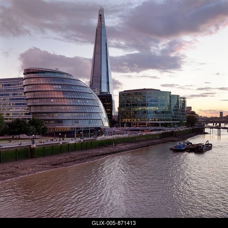 Promenade on the River Thames with City Hall and Shard high-rise building, Southwark, London, England, United Kingdom-stock-foto