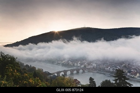 Panoramic views from the Philosophenweg, philosopher's way, across the old town of Heidelberg on a misty autumn morning, Baden-Wuerttemberg, Germany, Europe-stock-foto