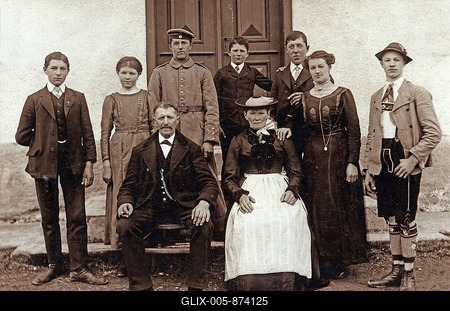 Old photograph of Georg and Anastasia Hasch, farmers pictured with 7 of their 10 children, circa 1915, Gelting, Geretsried, Upper Bavaria, Germany, Europe-stock-foto