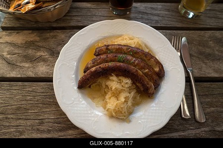 Three Franconian bratwursts with sauerkraut served in a beer garden, Franconia, Bavaria, Germany-stock-foto