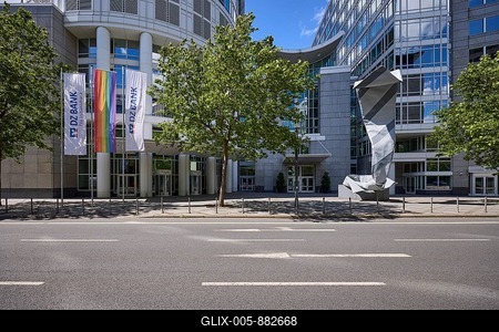 DZ Bank flags, rainbow flag and the sculpture Inverted Collar and Tie by Claes Oldenburg in front of the DZ Bank headquarters in Frankfurt am Main, Hesse, Germany-stock-foto