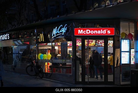 Night shot, McDonald's branch on Marienstraße, Stuttgart, Baden-Württemberg, Germany-stock-foto