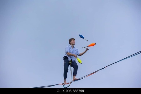 Highline and family festival in Hohnstein Highlines are stretched over the roofs of Hohnstein and between sandstone rocks, over which daring extreme athletes balance. Ruben Langer impresses with tricks on a highline from the church tower to Hohnstein Castle-stock-foto