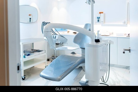 Empty dentist chair in a modern, clean and bright dental clinic, ready for the next patient-stock-foto