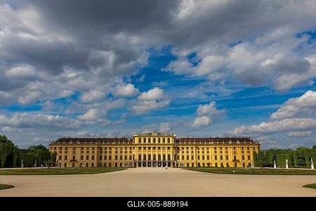 Dark clouds over Schönbrunn Palace, Vienna, Austria-stock-foto