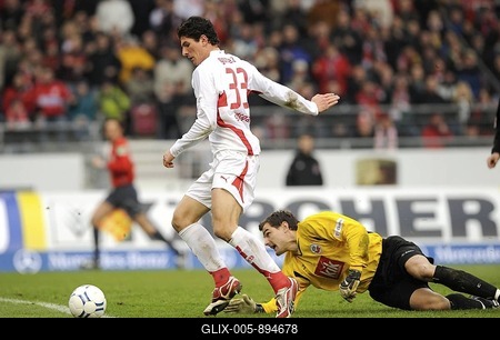 Footballer Mario GOMEZ, VfB Stuttgart, rounding FC Hansa Rostock goalkeeper Stefan WAeCHTER-stock-foto