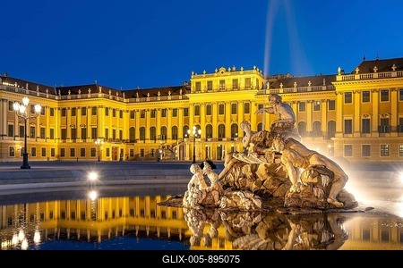 Fountain in the courtyard of honour at Schönbrunn Palace at dusk, UNESCO World Heritage Site in Vienna, Austria-stock-foto