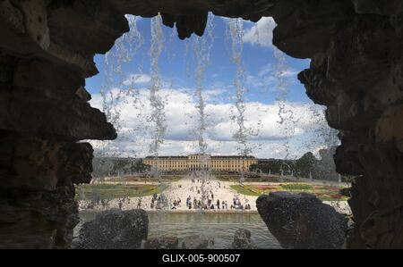 View of Schönbrunn Palace and park from the Neptune Fountain, Schönbrunn, Vienna, Austria-stock-foto