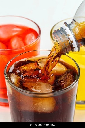Drinks Pouring Lemonade Cola Soft Drinks in a Glass-stock-foto