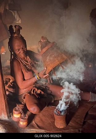 Himba woman, disinfecting clothes, Kaokoveld, Namibia-stock-foto
