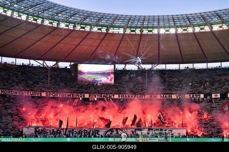 Bengalos, pyrotechnics, pyro, fireworks, in the Frankfurt fan block, 80th DFB Cup final, DFB Cup, final, Olympiastadion Berlin, Germany-stock-foto