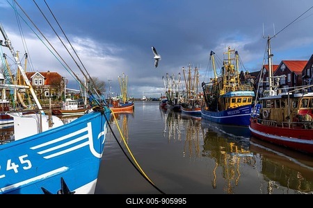 Cutter harbour Neuharlingersiel, shrimp cutter, East Frisia, Lower Saxony, Germany-stock-foto