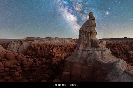 A breathtaking view of the Milky Way illuminating towering sandstone formations in Goblin Valley State Park, Utah, creating a mystical and serene night landscape-stock-foto