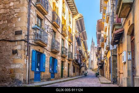 Fuenterrabia or Hondarribia municipality of Gipuzkoa. Basque Country. Main street of the old town and the church of Santa Maria in the background-stock-foto