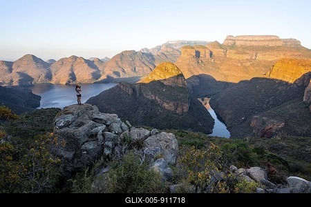 Hiker enjoying sunset at Blyde River Canyon with Three Rondawels peak, view of canyon with Blyde River and table mountains in the evening light, Canyon landscape, Panorama Route, Mpumalanga, South Africa-stock-foto