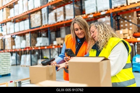 Women workers scanning parcels while preparing a deliver in a warehouse-stock-foto