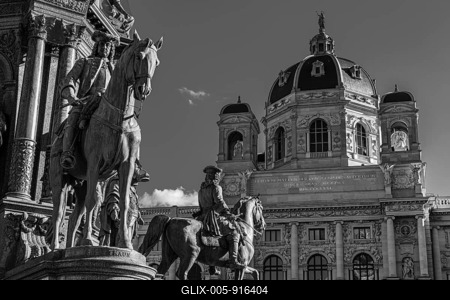 Equestrian statues at the Maria Theresa Monument, behind the Natural History Museum, black and white photograph, Maria Theresa Square, MuseumsQuartier, Vienna, Austria-stock-foto