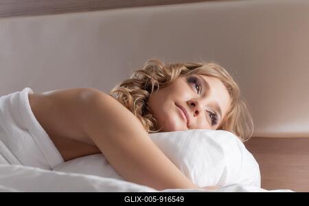Portrait of lovely dreamy girl lying in bed, close-up-stock-foto