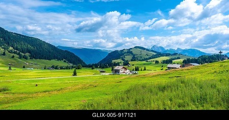 Breathtaking summer scenery in alpe di siusi, dolomites, italy, showcasing lush green meadows, rolling hills, traditional houses, and a vibrant blue sky-stock-foto