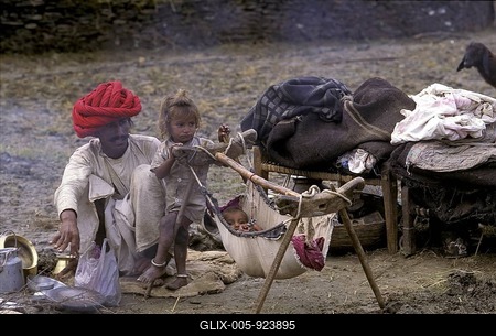 Marwa nomads father with child and baby, Rajasthan, India-stock-foto