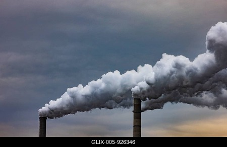 Pollution, industry, smoke pouring out of a factory chimney, Lenzing, Upper Austria, Austria-stock-foto