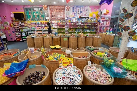Livonia, Michigan - A candy store at Laurel Park Place, a shopping mall in suburban Detroit-stock-foto