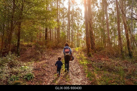 Mother and son in the forest on the Urdaburu mountain trail in Errenteria, Gipuzkoa. Basque Country-stock-foto