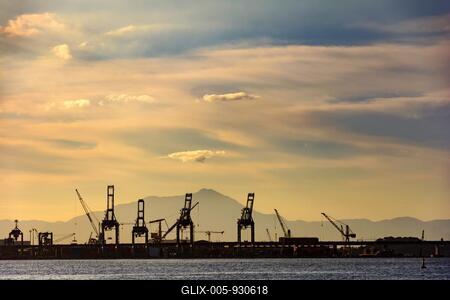 Silhouette of the harbor pier with its cranes seen during sunset on Rio de Janeiro, Brazil, Cais do porto, Rio de Janeiro, Rio de Janeiro, Brasil-stock-foto