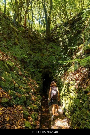 A young woman on her way to a cave on the trail at Levada do Caldeirao Verde, Queimadas, Madeira-stock-foto
