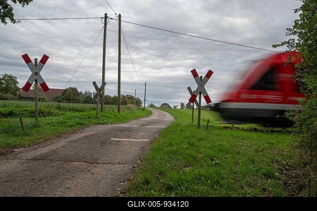 Passing Gräfenberg railway, single-track branch line, at the unrestricted level crossing, Igensdorf, Upper Franconia, Bavaria, Germany-stock-foto