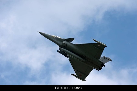 Silhouette of a Dassault Rafale B multi-role combat aircraft of the French Air Force Armée de l'Air in the air, Payerne military airfield, Vaud, Switzerland-stock-foto